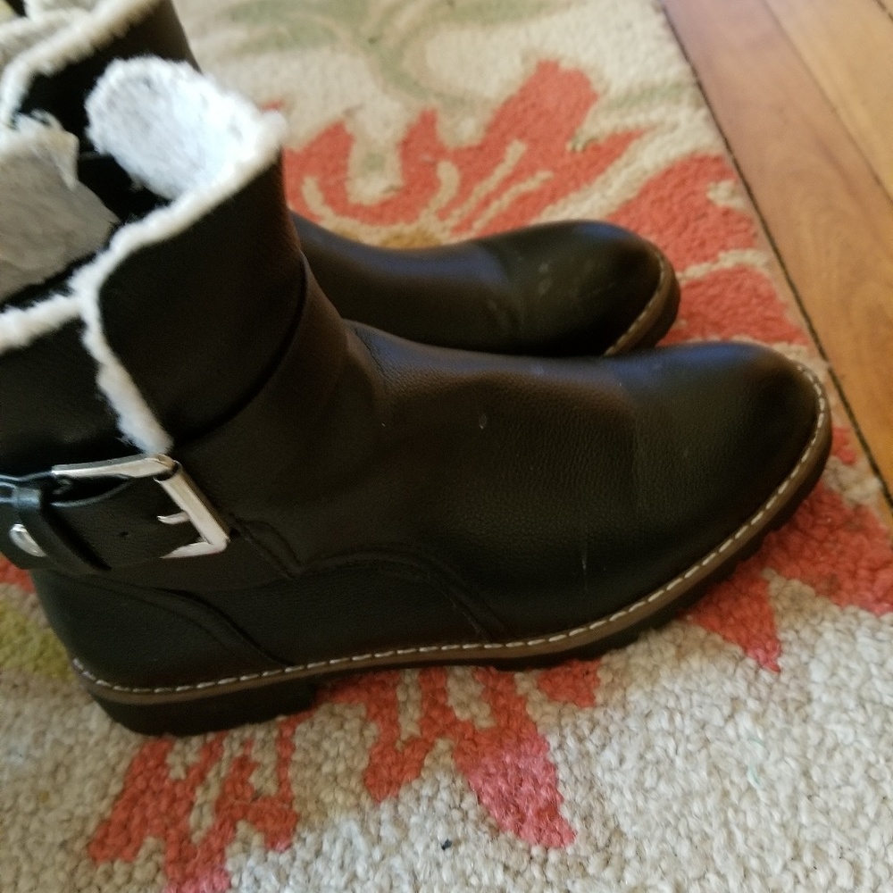 Black winter boots